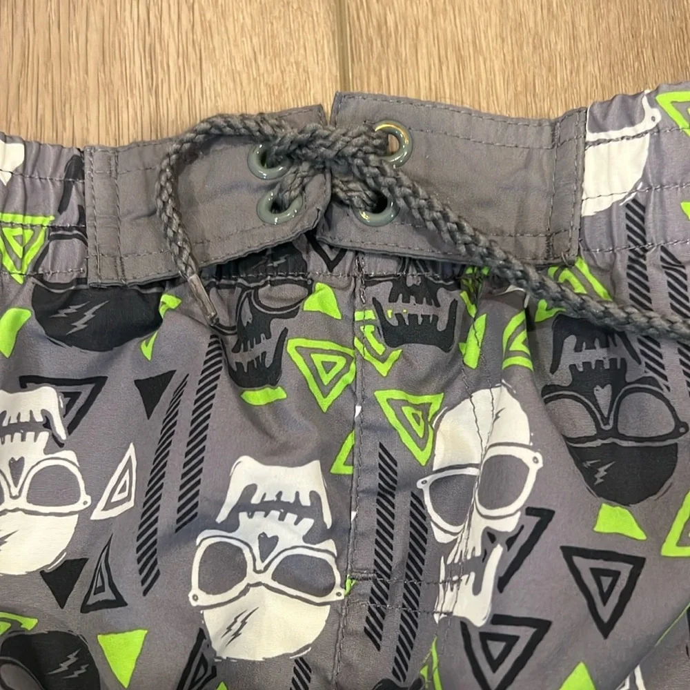 OP Board Shorts Skulls Small (6-7) Elastic Waistline Drawstring Cargo Pocket